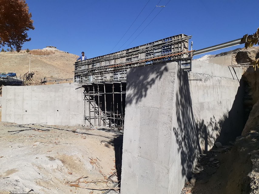 اجرای پروژه تعریض پل گنجگاه و بهسازی مسیرهای پیرامونی سد زاینده‌رود